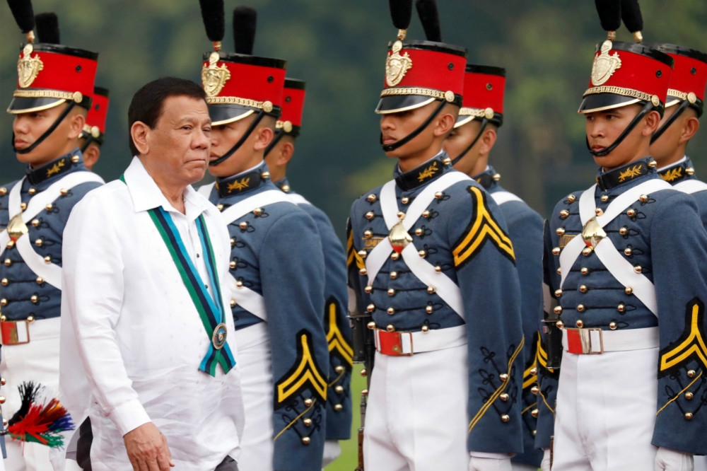 菲律賓總統杜特蒂（左）視察總統衛隊。（湯森路透）