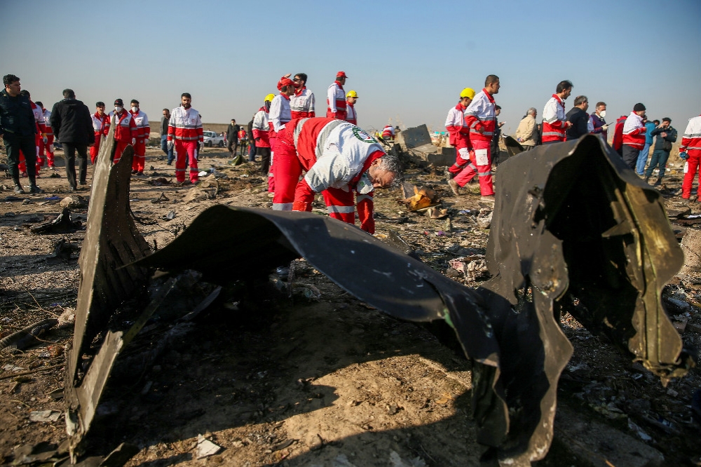 伊朗德蘭黑機場附近的烏克蘭航空客機殘骸。（湯森路透）