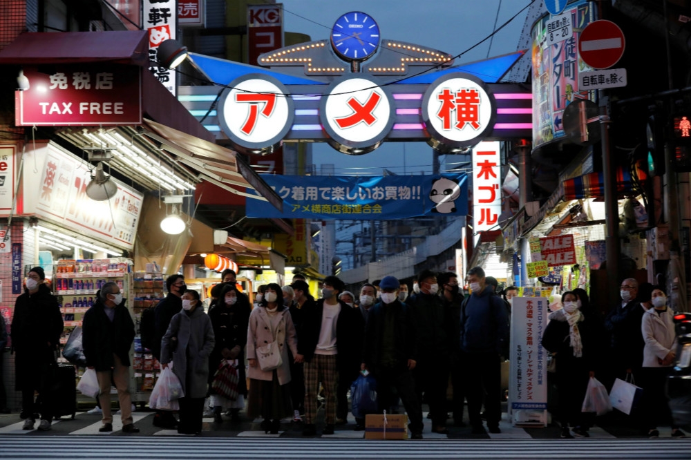 日本東京都疫情不斷升溫，讓政府擔心、年後將有第三波大傳染發生。（湯森路透）