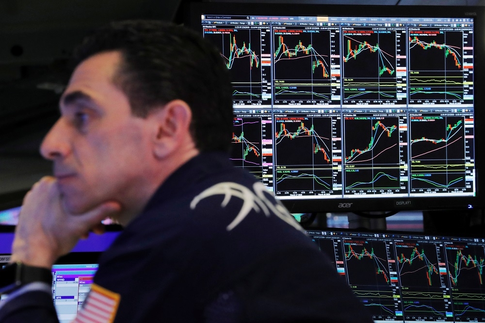 3月疫情爆發時紐約證券交易所交易員為浮動股市苦惱。（湯森路透）