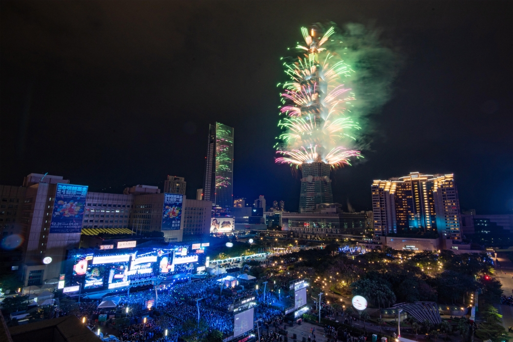 台北101今年首度施放360度無死角輪狀跨年煙火，迎接2021年到來。（蔣銀珊攝）