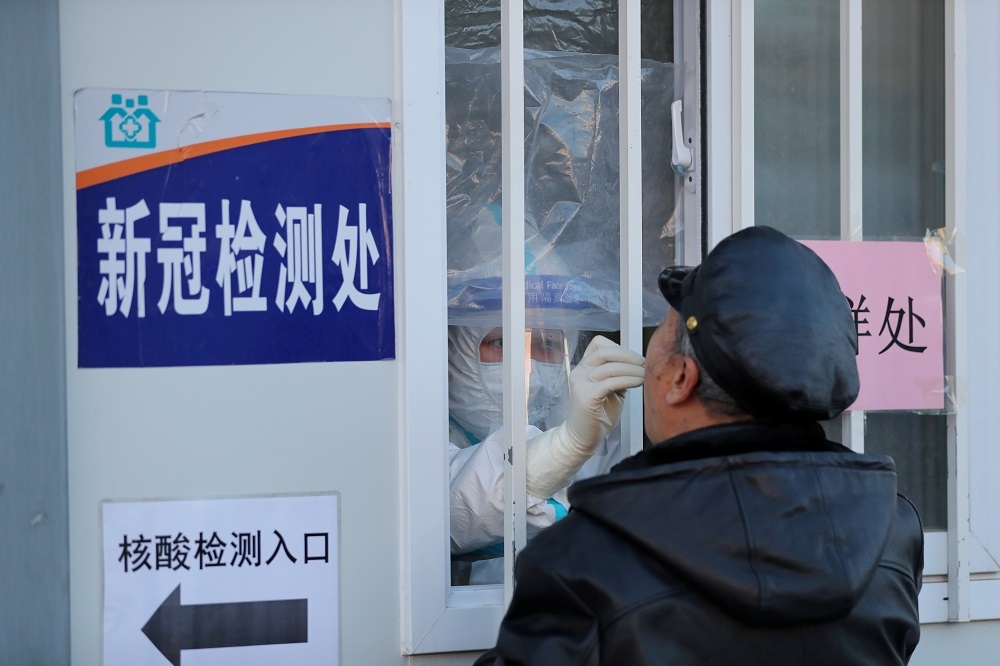 中國遼寧省醫院的新冠肺炎病毒篩檢處。（湯森路透）
