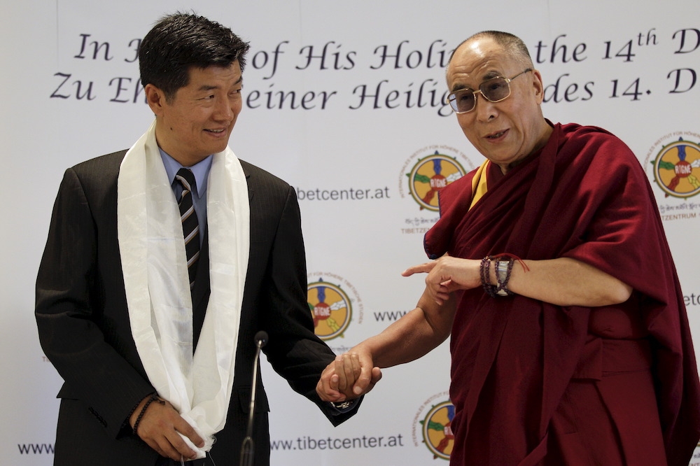 西藏現任司政洛桑森格和達賴喇嘛。（湯森路透）