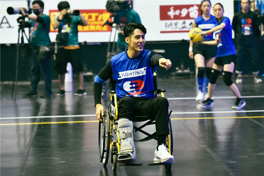 胡宇威是藍隊「永遠的精神領袖」，昨晚總決賽坐著輪椅滿場飛舞指導隊員練習。（楊約翰攝）