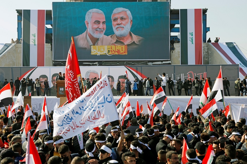 伊朗革命衛隊「聖城軍」領袖蘇雷曼尼及人民動員軍領袖穆罕迪斯的畫像。（湯森路透）
