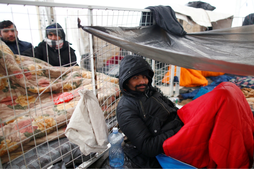 大批難民因營區遭遇祝融毀損，只能暫時棲身於帳篷內。（湯森路透）