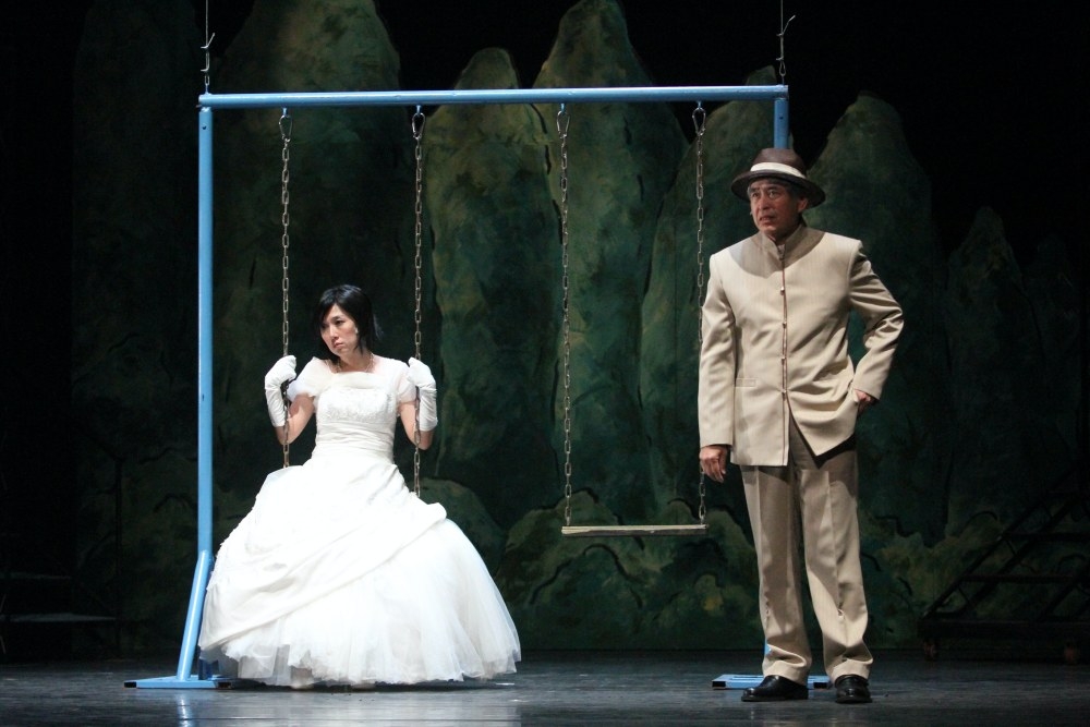 《結婚！結昏？辦桌》音樂劇2010年演出的劇照，左為黃韻玲，右為柯一正。（綠光劇團提供）