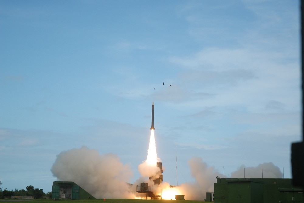 代號「戟鋒專案」計畫2年內，委由中科院研發射程超過1千公里的中程地對地飛彈規劃量產，作為源頭打擊另一項戰略性利器。圖為天弓三中遠程陸基型防空飛彈系統。（中科院提供）