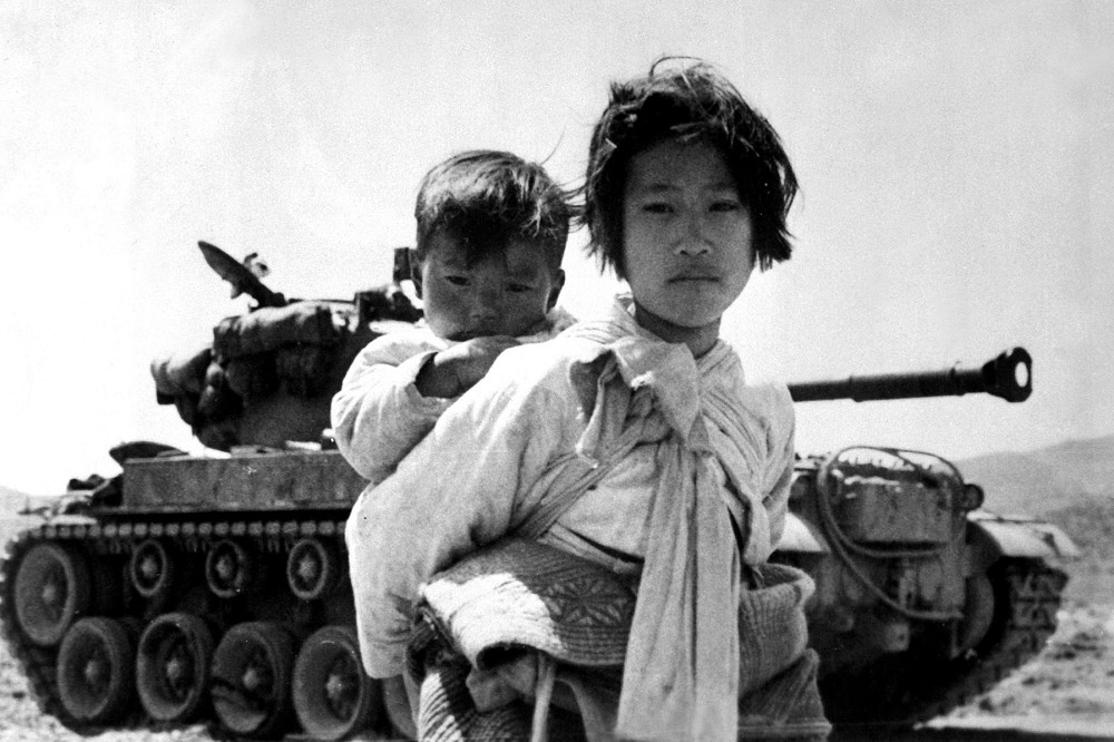 當大韓民國與中華民國同時面臨冷戰最前線的狀況時，反共便成為共識。（韓戰下的韓國人民／維基百科）