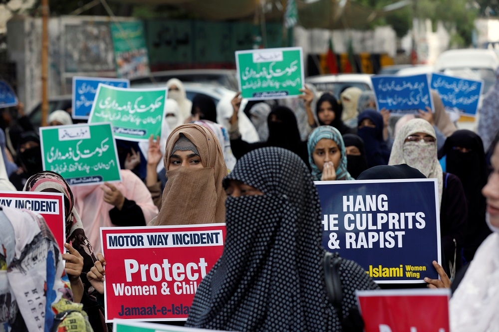 巴基斯坦婦女高舉「保護婦女與小孩」標語，上街抗議2020年的一場幫派強暴案。（湯森路透）