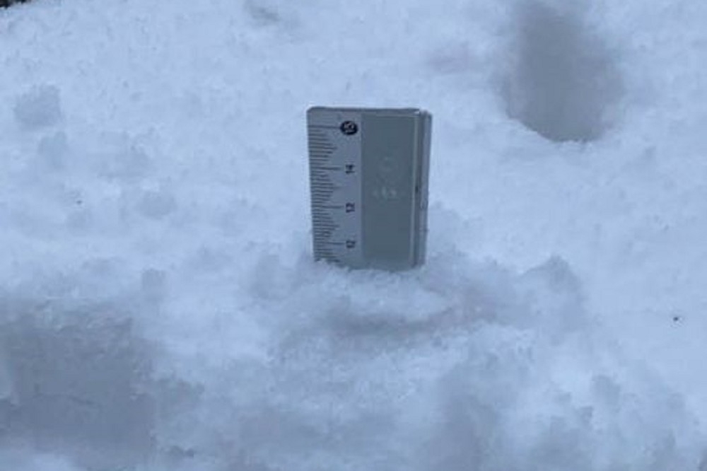 周昆炫也在8日上午7點許，貼出大屯山下雪的影片，而且測量出積雪果真高達12公分，證明他的電腦預測正確。(取自周昆炫臉書)
