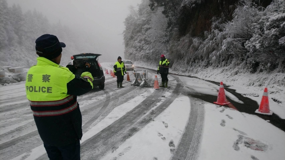 各山區因應降雪，進行交通管制，請用路人遵守，以保障自身安全。（取自太平山國家森林遊樂區粉絲團）