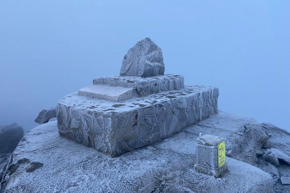 台灣最高峰玉山氣象零點測得全台最低溫-7.9度，8日上午8點多降下冰霰。（取自玉山國家公園粉絲團）
