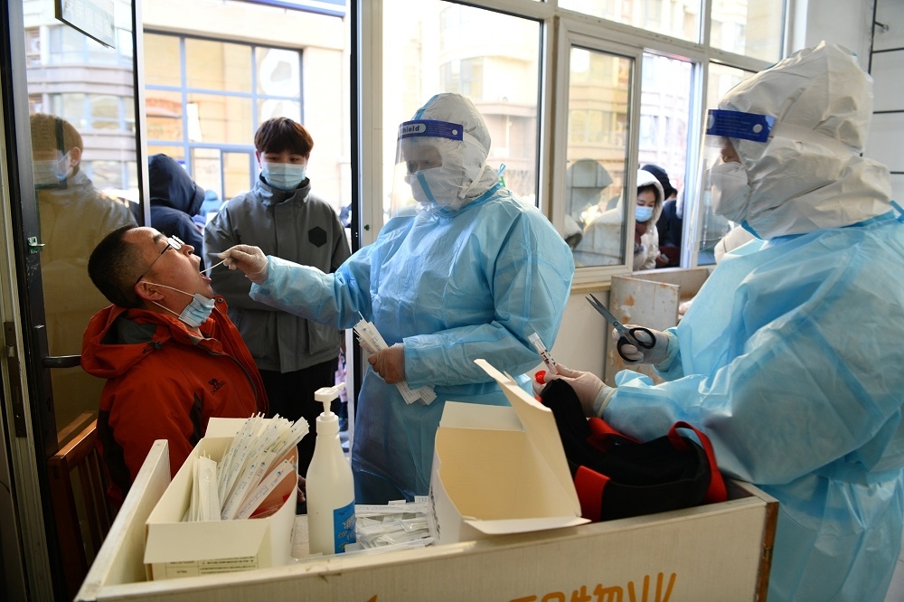 中国河北省石家庄市进行新冠病毒採样筛检。（汤森路透）(photo:UpMedia)