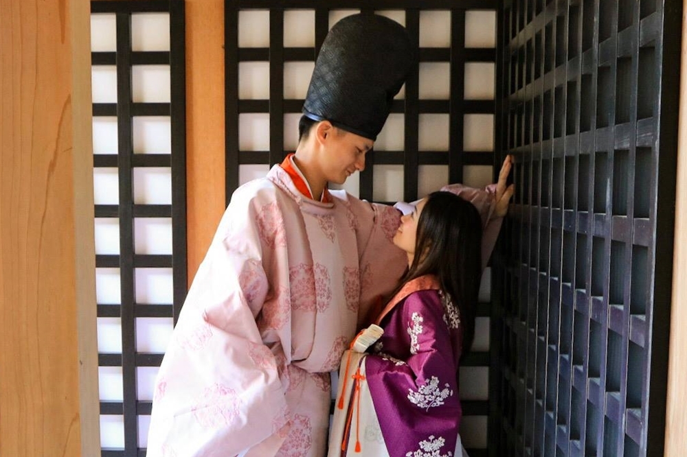 一對穿著平安時代服裝拍照的日本新婚夫婦（圖片取自御所　社乃森臉書）