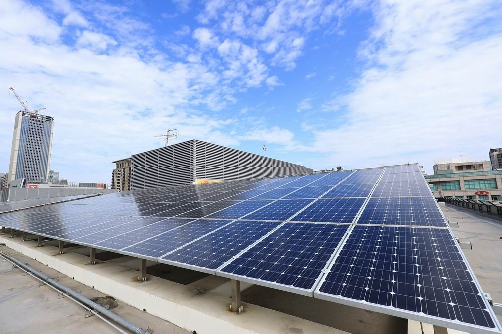 台中市鼓勵安裝太陽能板等措施改善空污。（台中市府提供）