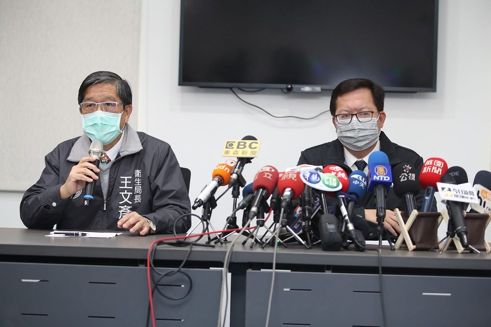 桃園市長鄭文燦12日舉行記者會，針對醫院出現的2例本土病例進一步說明。（陳愷巨攝）