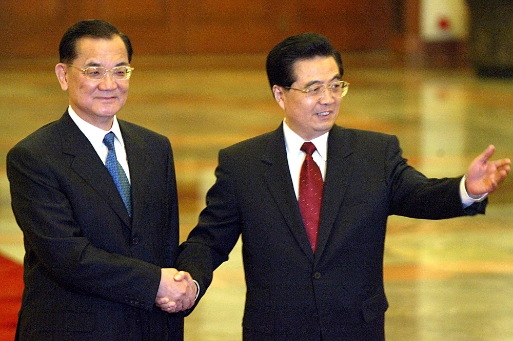 2005年4月26日，時任國民黨主席連戰（左）展開8天和平之旅，與當時中共總書記胡錦濤（右）舉行國共領導人會晤。（資料照片／中新社提供）