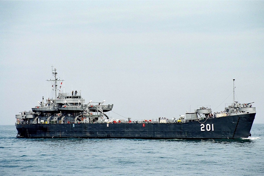 823砲戰的功勳艦中海艦當初被海軍以廢鐵標售，曾引起網路鄉民發起廢止中海軍艦廢船殻標售行動。（維基百科）
