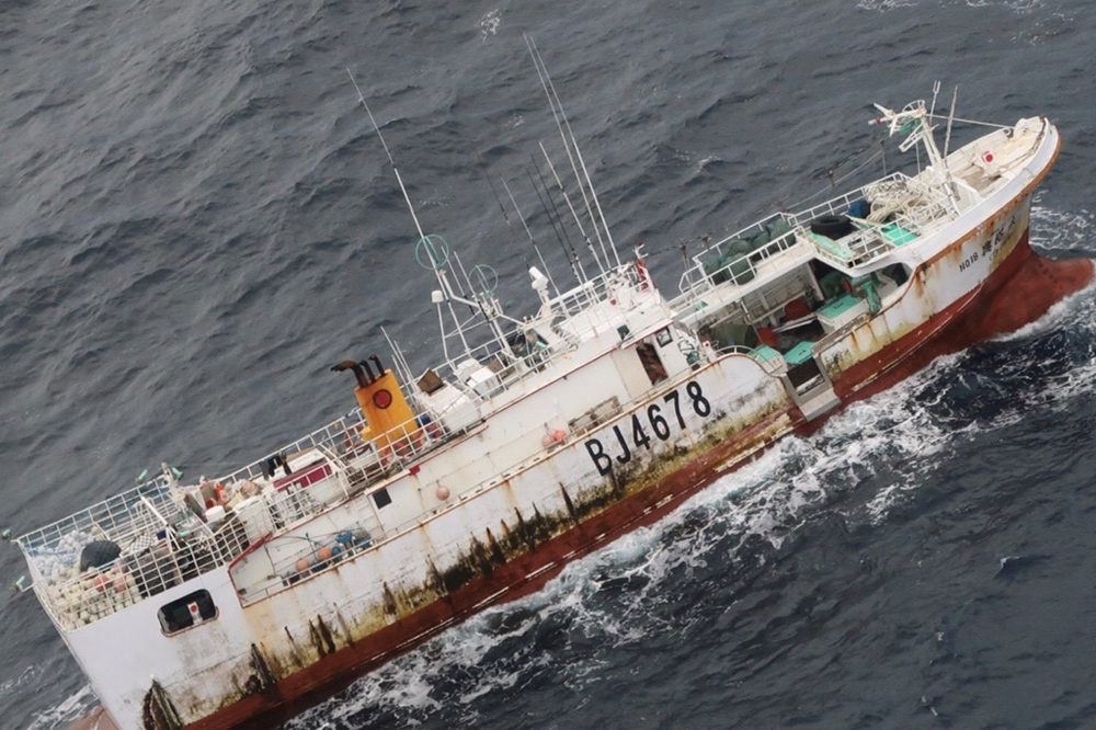 我蘇澳籍遠洋漁船「永裕興18號」上月底失聯，經美方協尋於中途島東北方處發現蹤影，然而船上10位船員下落不明。（漁業署提供）