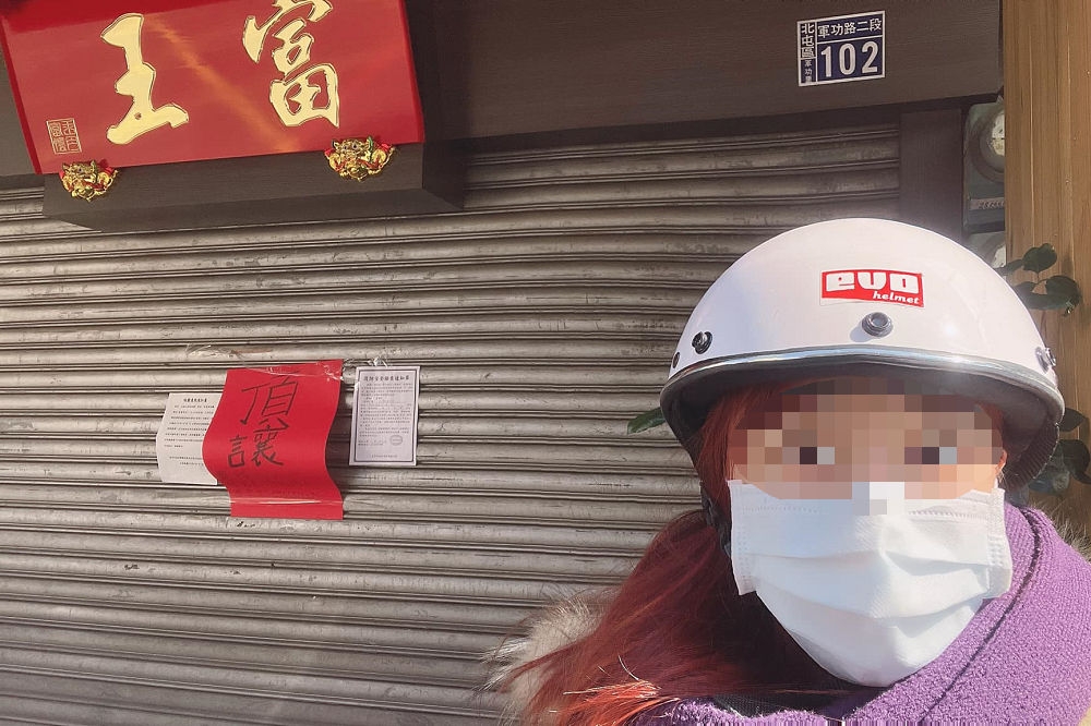 台中富王鴨肉店被網友發現門口貼上頂讓字條。（擷取自臉書社團「爆廢1公社」）