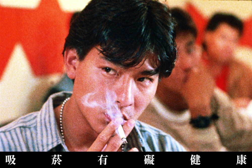 劉德華在經典港片《天若有情》中的抽菸模樣，帥出新高度，這幾年他已經很少在戲裡抽菸了。（華映提供）
