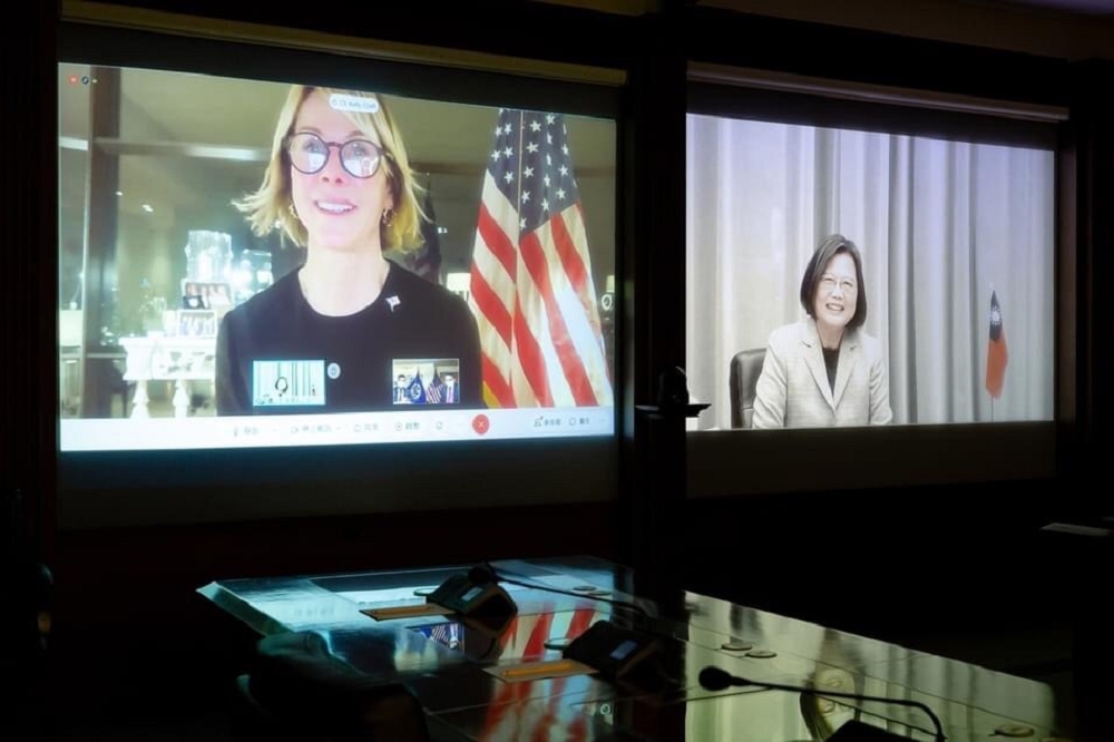 美國駐聯合國大使克拉夫特以視訊與蔡總統談話，對談過程展示兩國國旗畫面。（取自蔡英文臉書）