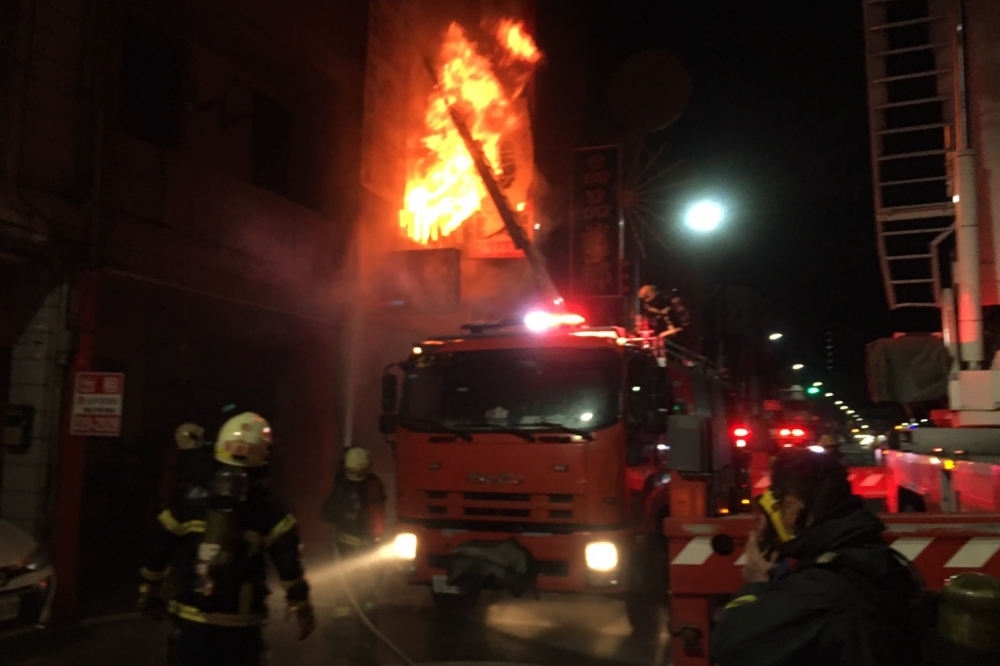 高雄市鳳山區五甲一路一棟4樓住宅，15日清晨突發生火警。（記者翻攝）