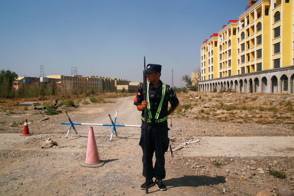 一名駐守在新疆「再教育營」外的中國士兵。（湯森路透）
