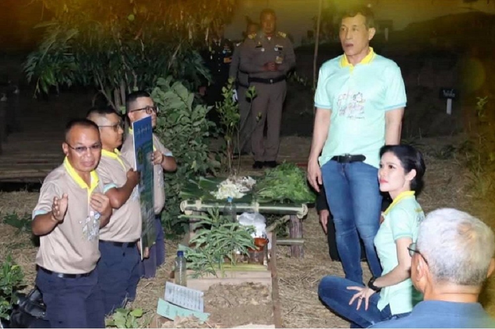 泰國國王與愛妃詩妮娜造訪監獄。（英國記者馬歇爾推特）