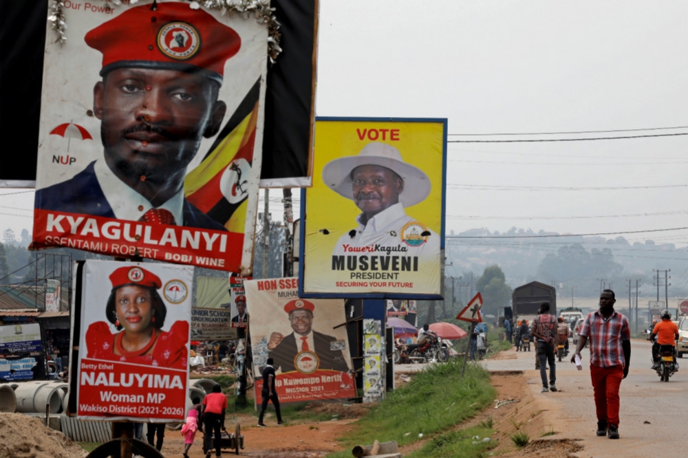 烏干達首都坎帕拉街頭上，豎立著兩名總統候選人的宣傳海報。（湯森路透）