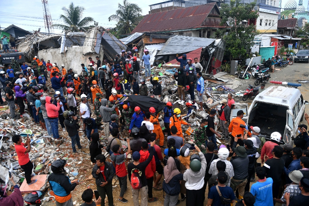 印尼西蘇拉威西省15日遭遇強烈地震，諸多建築倒塌、造成多人罹難。（湯森路透）