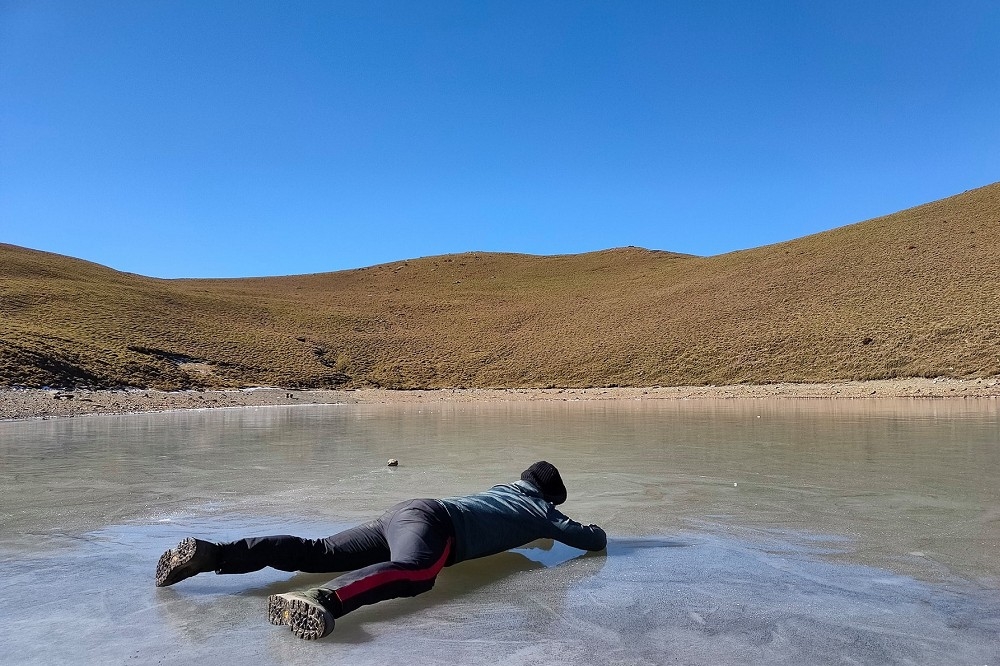 寒流來襲，海拔3310公尺的南橫嘉明湖呈現天空般的淡藍色透明結晶狀態，上山的登山客說「人都可以站上湖面了」。（取自臉書粉專／山、水與浪人臉書）