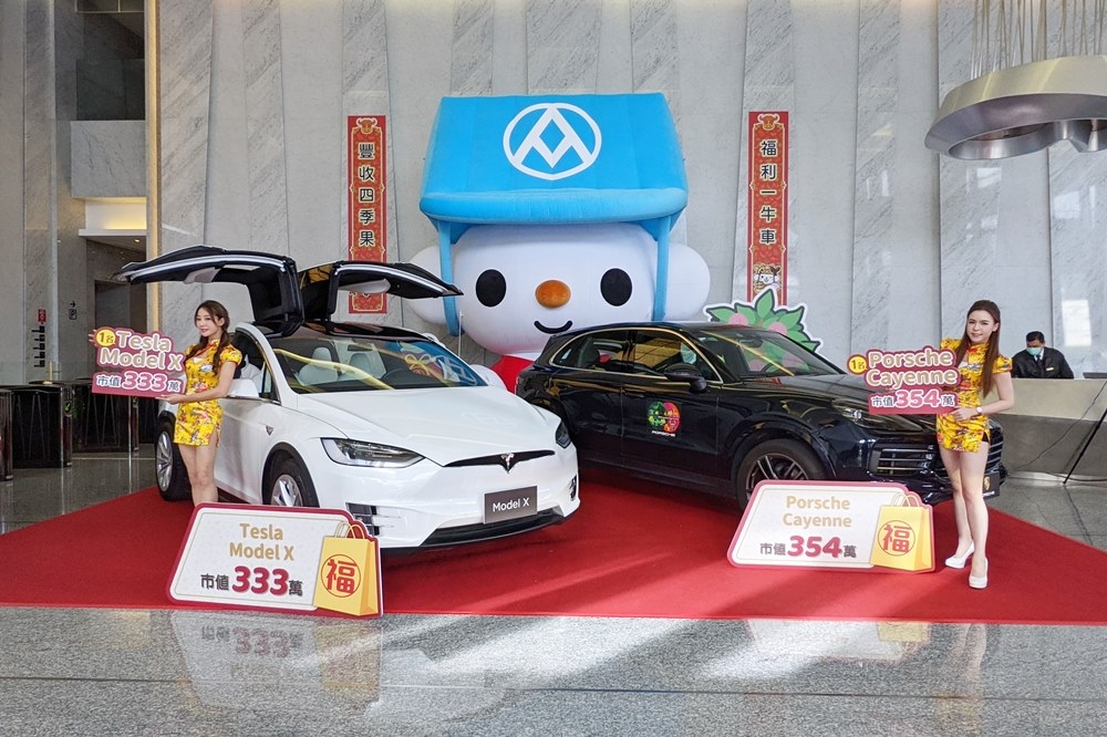 雙頭獎左起：Porsche Cayenne、Tesla Model X。（林冠伶 攝）