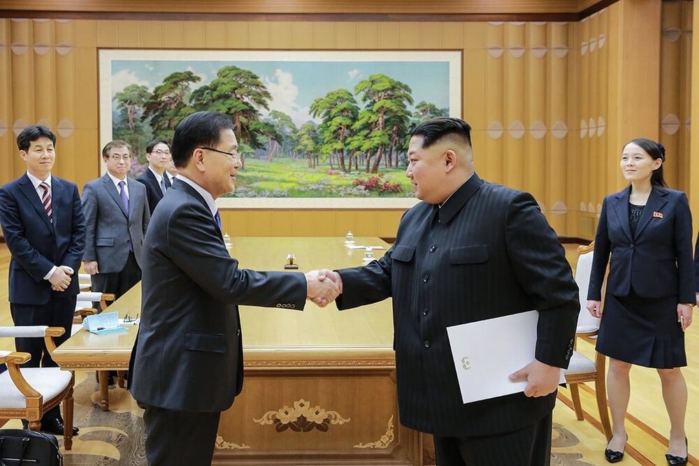 時任南韓國安室長鄭義溶（左）與金正恩（右）會面。（圖片取自青瓦台官網）