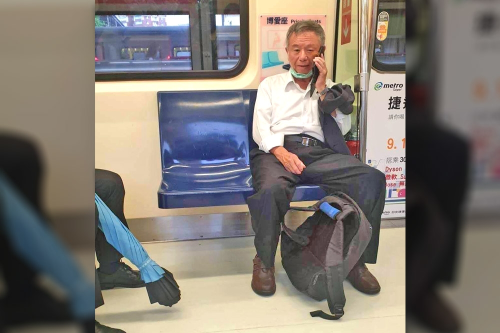 前衛生署長楊志良20日被爆以前搭捷運時將口罩拉下講電話。（取自「水鏡政經學院」臉書）