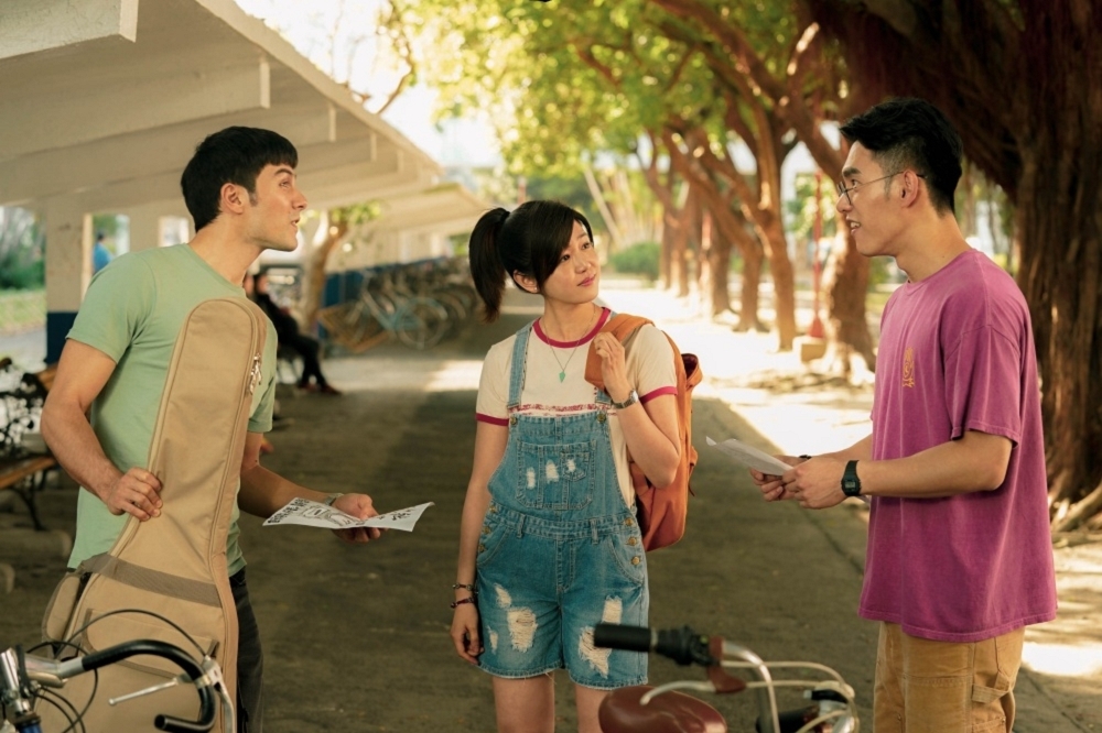 鳳小岳（左起）、陳妍希與張書豪在戲裡的感情三角糾纏，從大學時代一路到出社會。（好好看文創/滿滿額娛樂提供）
