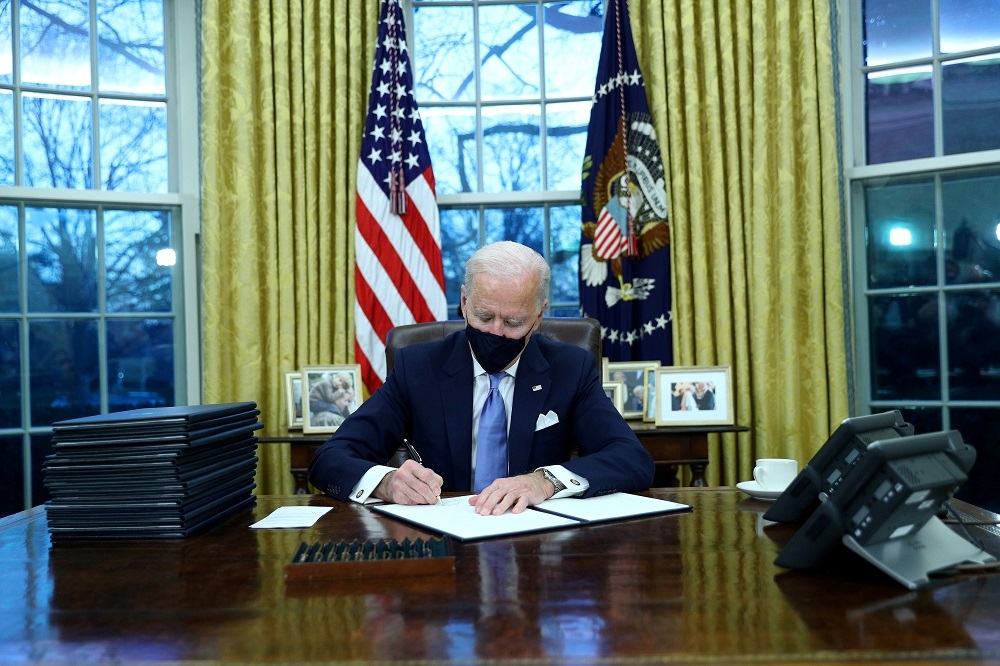 美国总统拜登上任随即签属行政命令。（汤森路透）(photo:UpMedia)