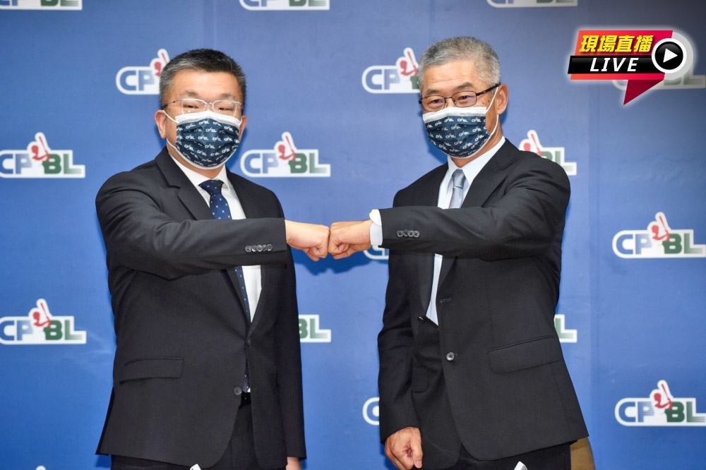 左為中華職棒聯盟新會長蔡其昌、右為新任總經理楊清瓏。（張哲偉攝）