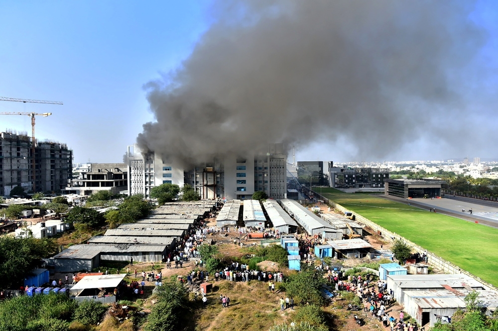 印度血清研究所（Serum Institute of India）新工廠冒出濃煙。（湯森路透）