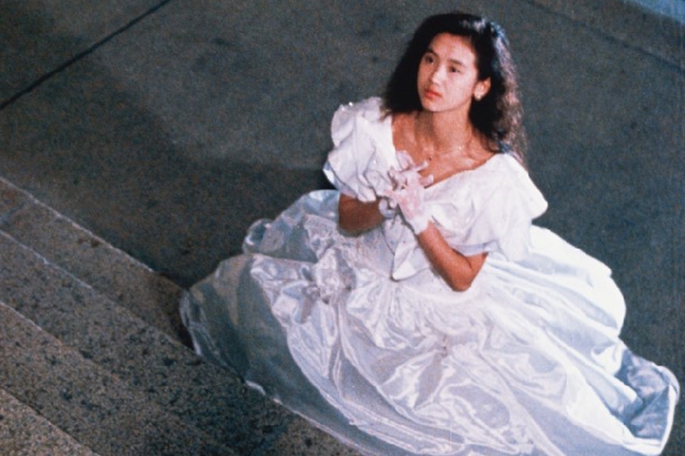 吳倩蓮在《天若有情》穿著新娘禮服在教堂禱告的鏡頭，堪稱香港愛情電影的經典畫面。（華映提供）