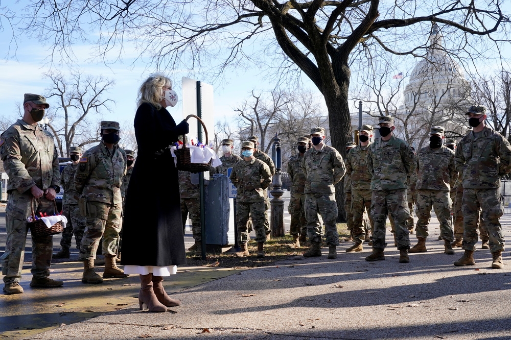 美國第一夫人吉兒（Jill Biden）與駐守國會大廈的國民警衛隊（National Guards）士兵。（湯森路透）