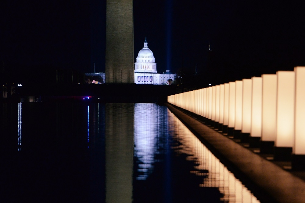 就職典禮前夕，林肯紀念堂倒影池哀悼儀式，一盞燈象徵1千人死亡。（湯森路透）