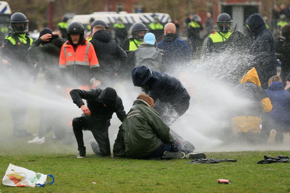阿姆斯特丹警方用水砲驅趕示威民眾。（湯森路透）