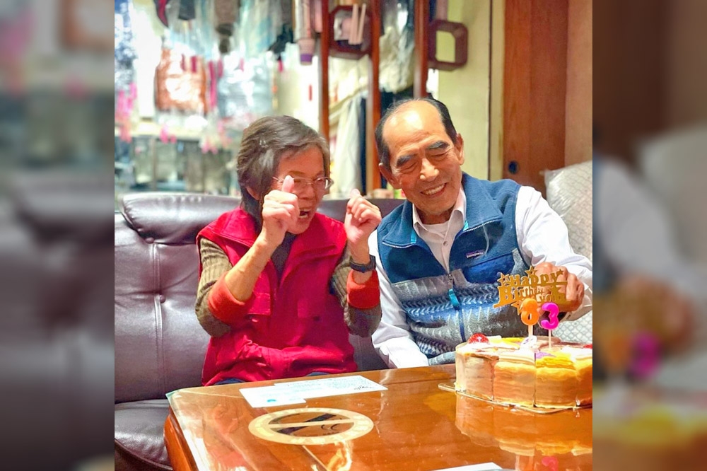 萬秀洗衣店的萬吉阿公過84歲生日，阿嬤秀娥與孫子點了83歲的生日蠟燭逗他開心慶生。（取自萬秀洗衣店IG)
