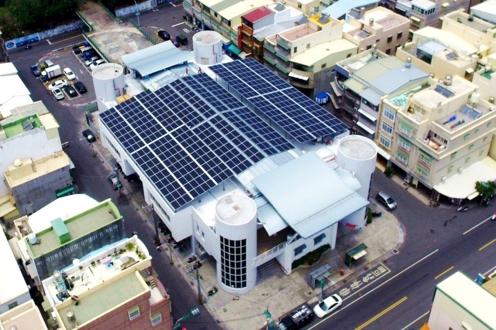 旗津中興公有市場完成太陽光電設置。（取自高雄市政府經發局官網）