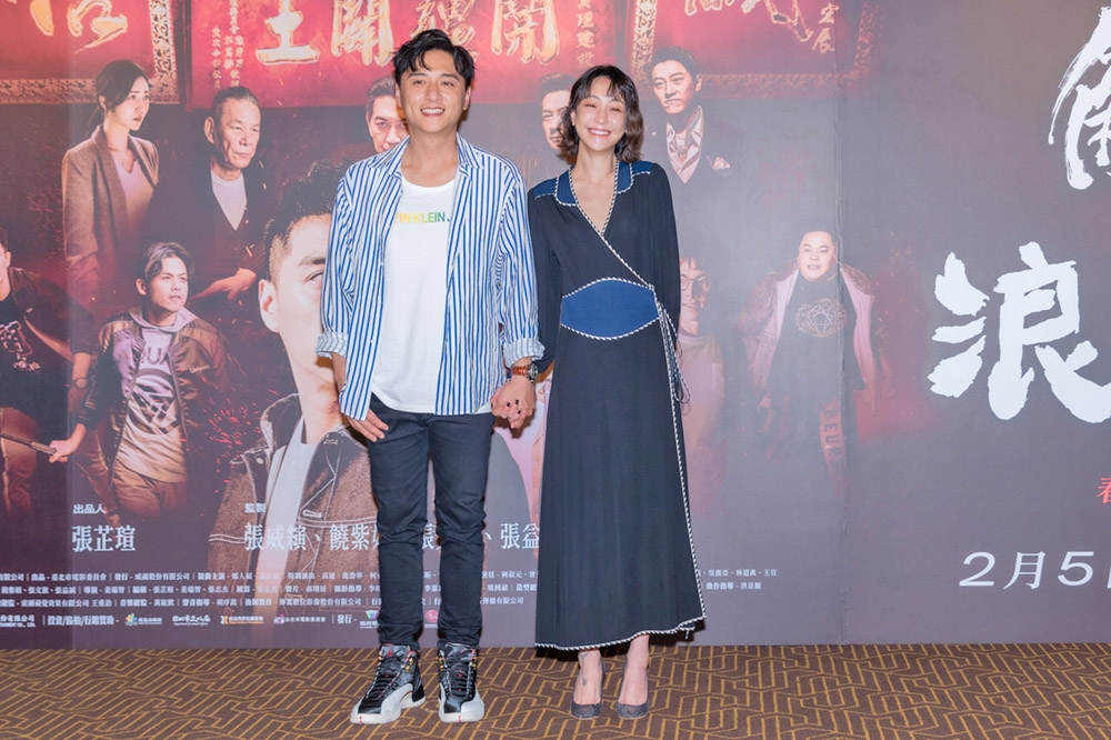鄭人碩（左）與謝欣穎在《角頭－浪流連》負責談戀愛，兩人有很多親密對手戲。（巧克麗娛樂於ㄌ提供）
