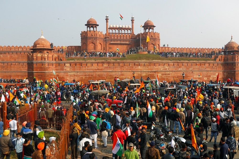 印度抗議者佔領歷史古蹟紅堡。（湯森路透）