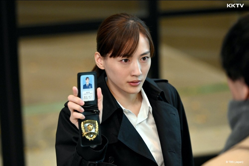 綾瀨遙在《天國與地獄》演出不同於以往的反派角色，演技大噴發。（KKTV提供）