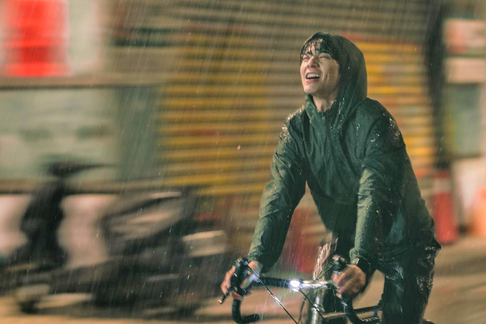 林柏宏在《青春弒戀》中騎著腳踏車淋雨，畫面優美浪漫。（電影《青春弒戀》提供）
